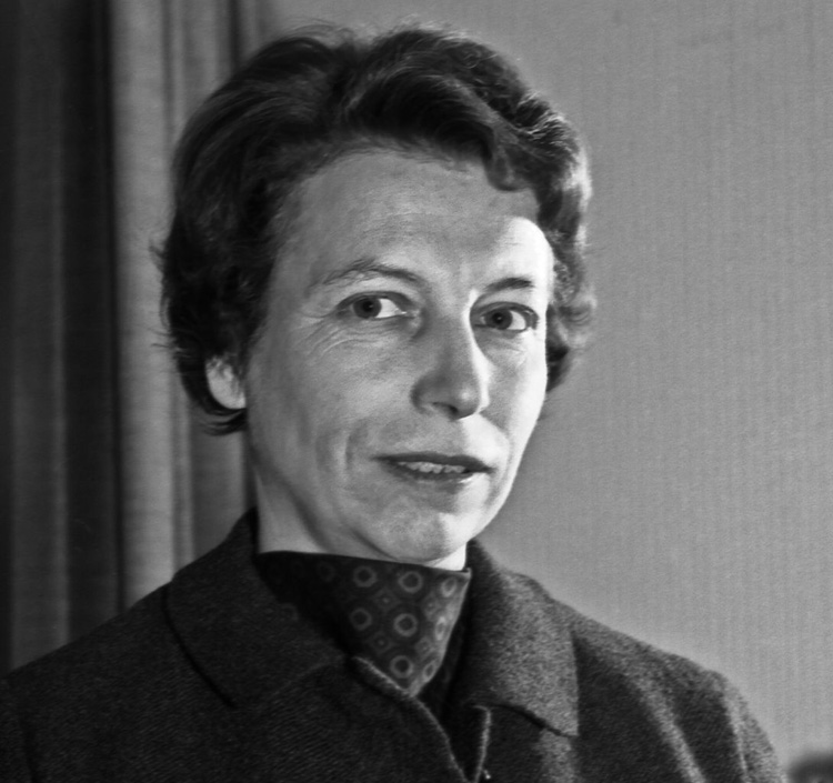 Schwarz-Weiß Portrait einer lächelnden Frau