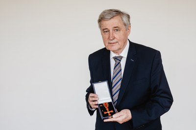 Bundesverdienstkreuz Pollak (Sandra Meyndt).jpg